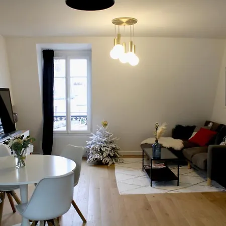 Bright And Cosy Very Well Located Paris